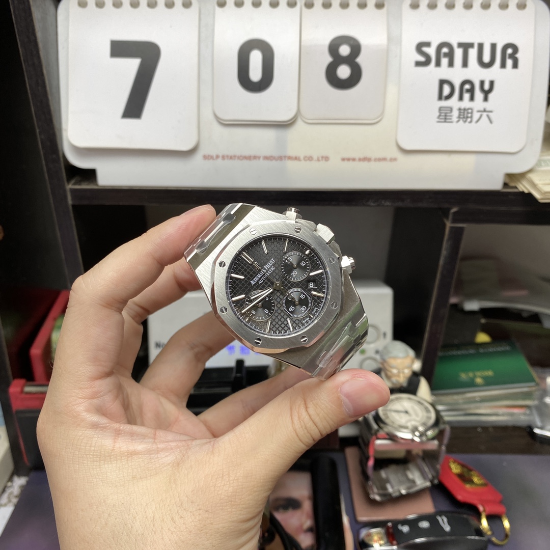 Audemars Piguet Royal Oak Offshore Series 26320ST.OO.1220ST.01, Stainless Steel Case Grey Dial Stainless Steel Bracelet, 41mm Size.