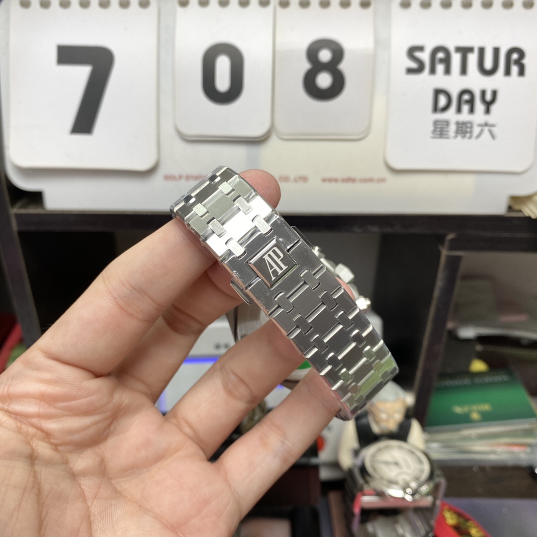 Audemars Piguet Royal Oak Offshore Series 26320ST.OO.1220ST.01, Stainless Steel Case Grey Dial Stainless Steel Bracelet, 41mm Size.