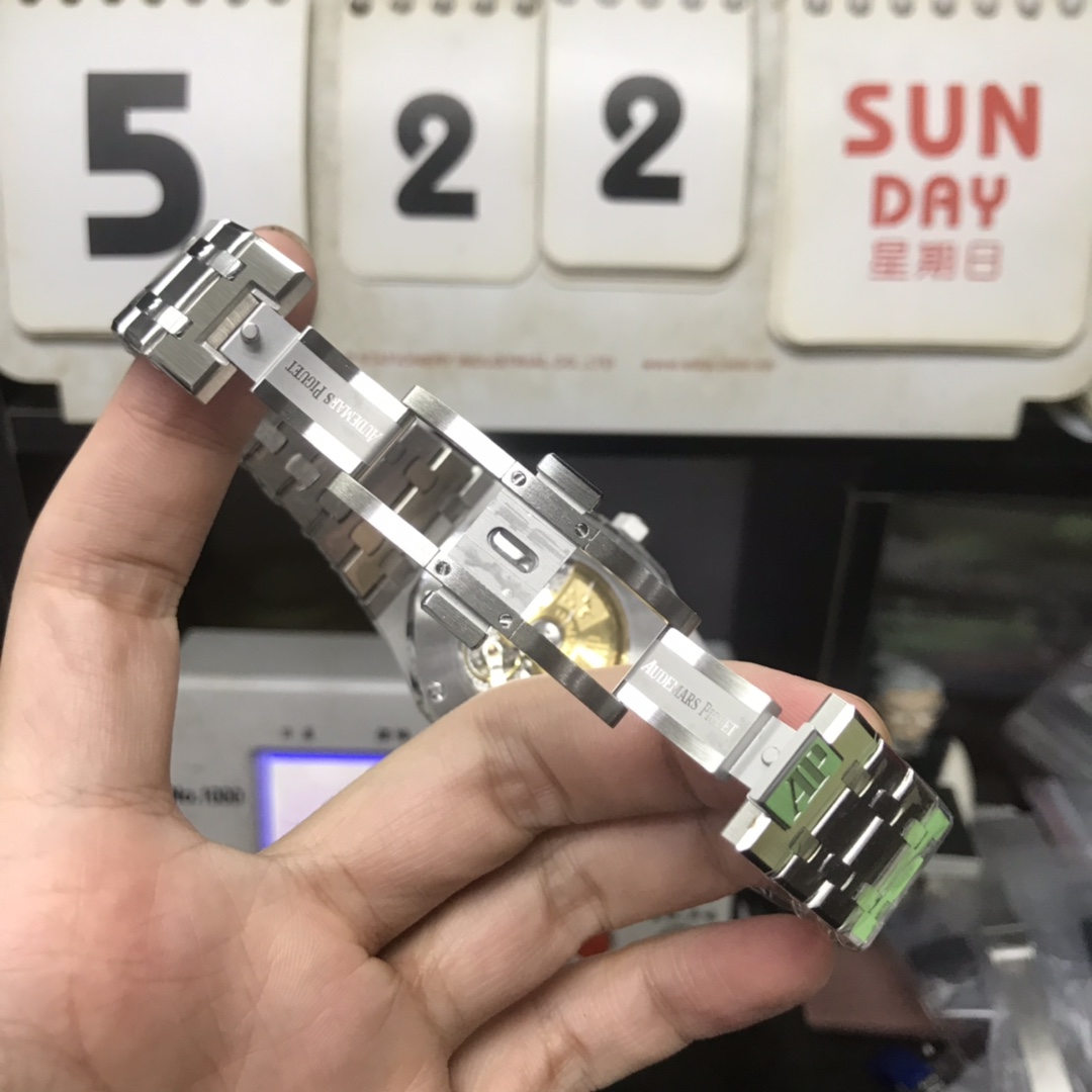 Audemars Piguet Royal Oak Offshore Series 15400ST.OO.1220ST.01, Black Dial, 41mm Size.