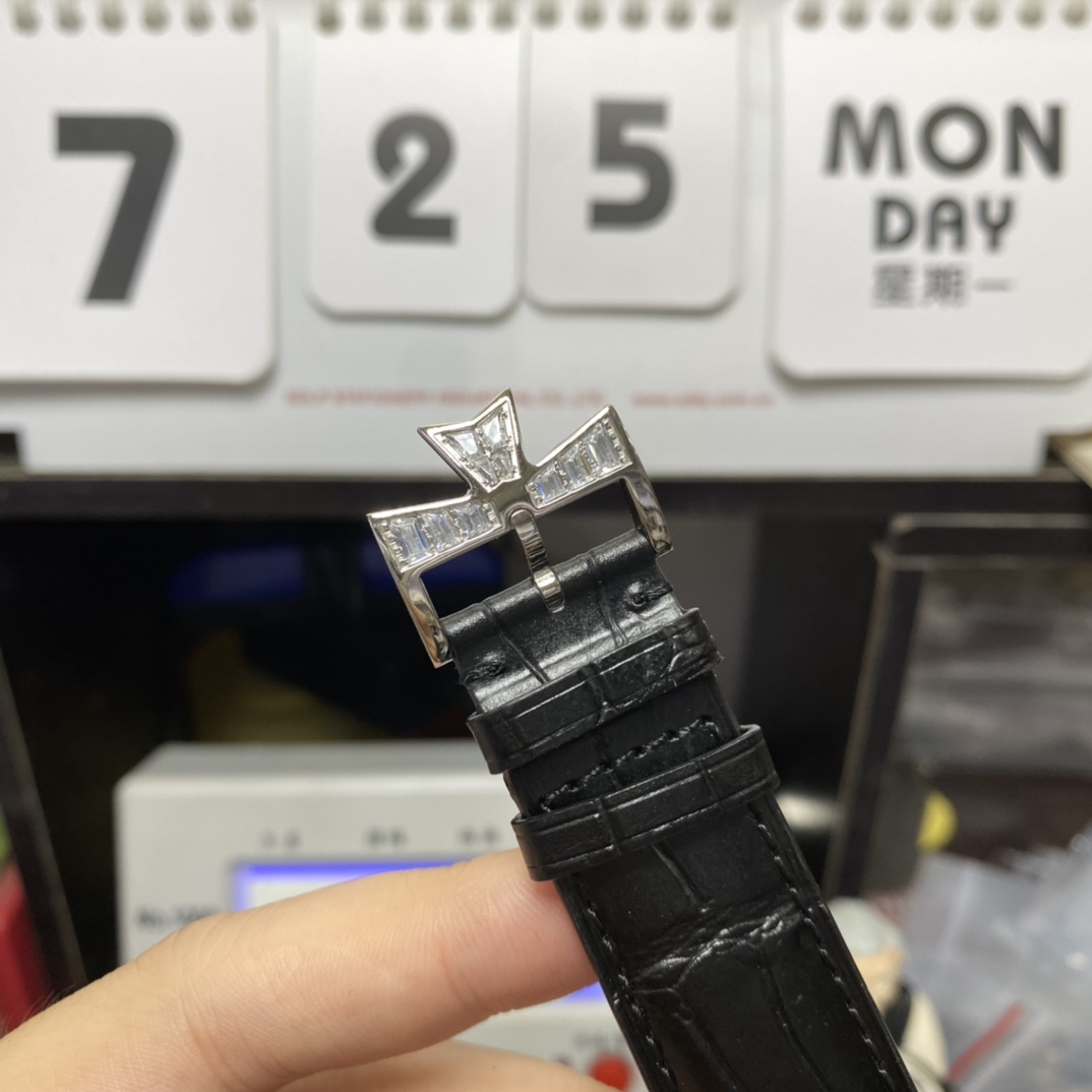 Vacheron Constantin Tradition Collection series 82760000G-9852, Fully Diamond-Paved Wristwatch Set with 308 Square Diamonds, 40mm Size.