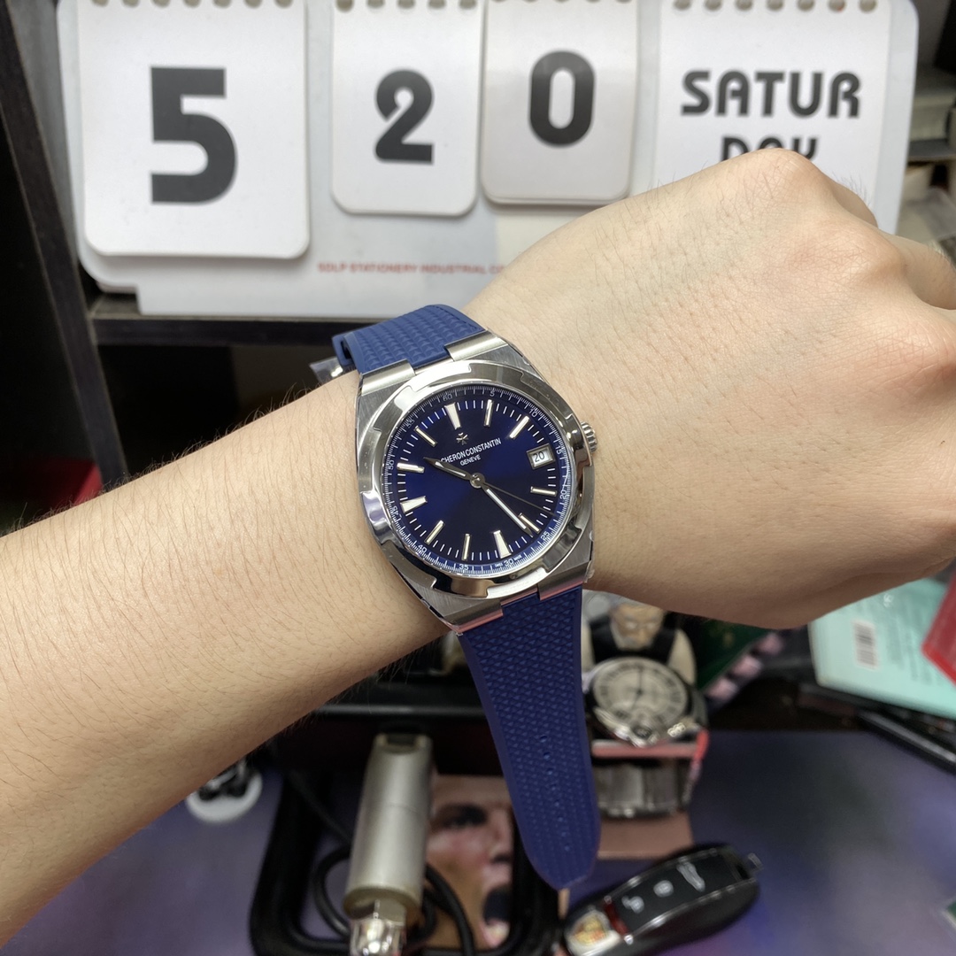 Vacheron Constantin Overseas series 4500V, BLUE Dial with rubber Bracelet, 41.5mm Size.