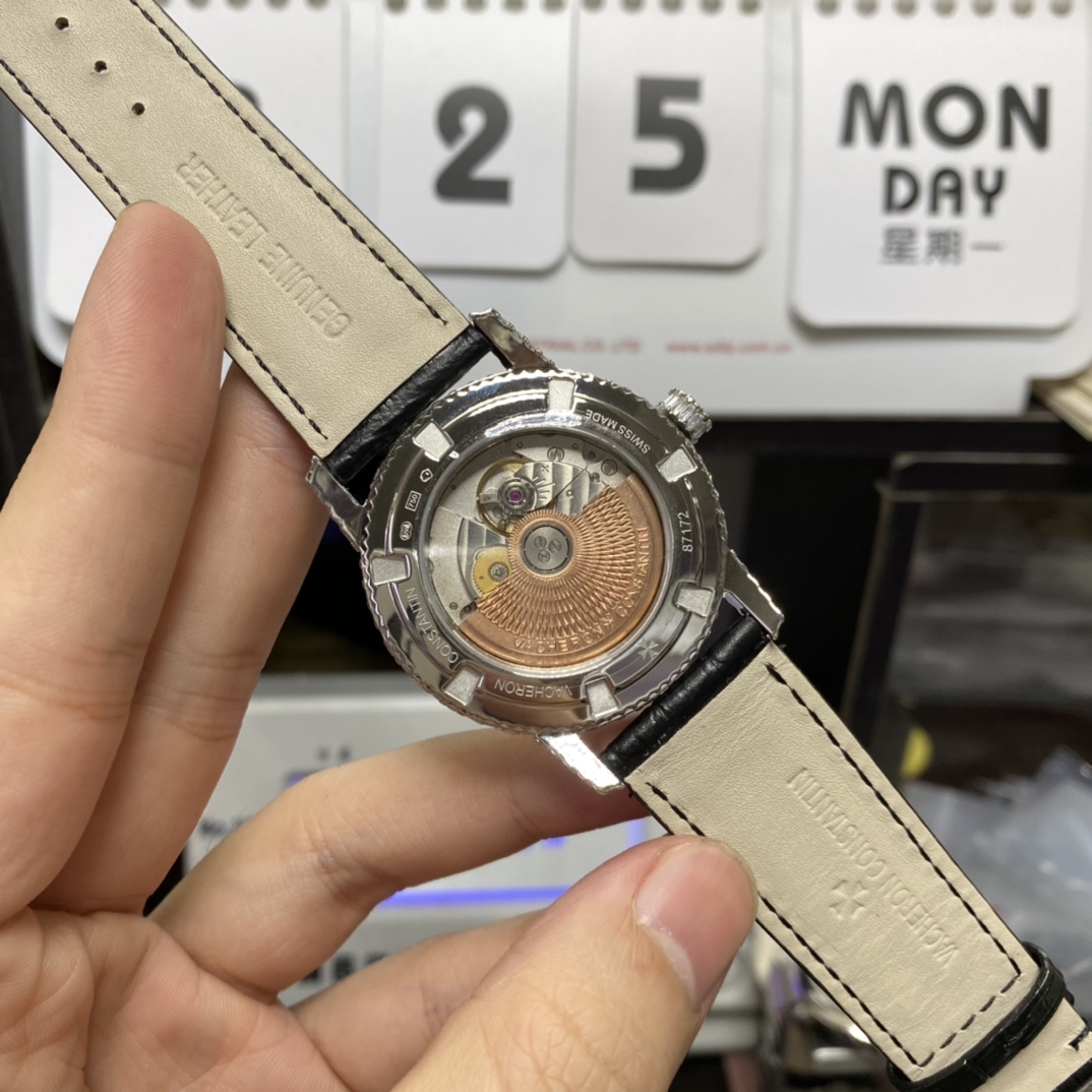 Vacheron Constantin Tradition Collection series 82760000G-9852, Fully Diamond-Paved Wristwatch Set with 308 Square Diamonds, 40mm Size.