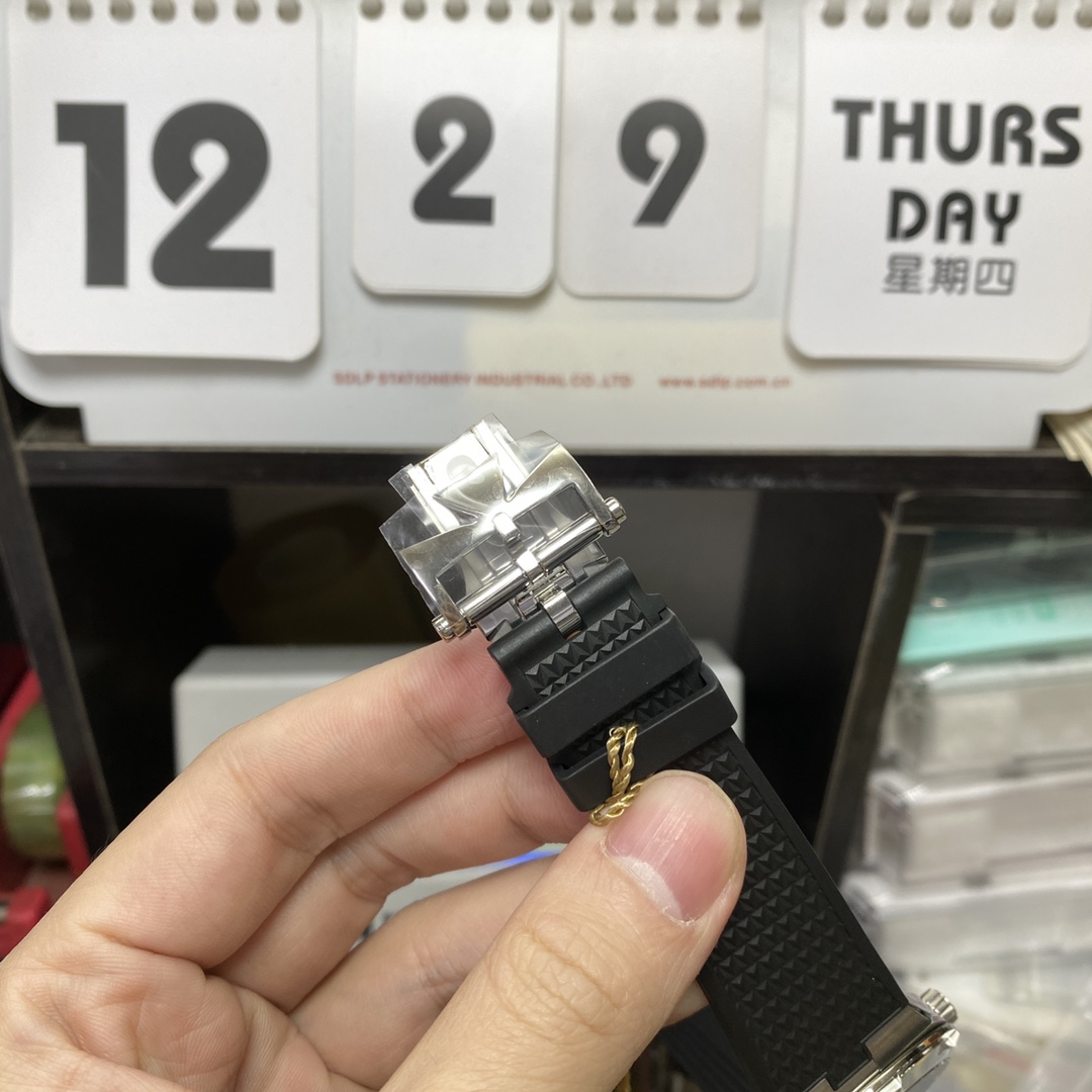 Vacheron Constantin Overseas Series 4500V110A-B126, White Dial with Rubber Strap Sunburst Textured Dial, 41mm Size.