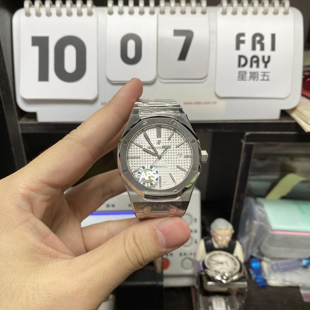 Audemars Piguet Royal Oak Offshore Series 15400ST.OO.1220ST.02, White Dial with Stainless Steel Bracelet, 41mm Size.