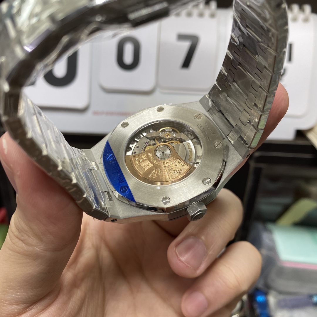 Audemars Piguet Royal Oak Offshore Series 15400ST.OO.1220ST.02, White Dial with Stainless Steel Bracelet, 41mm Size.